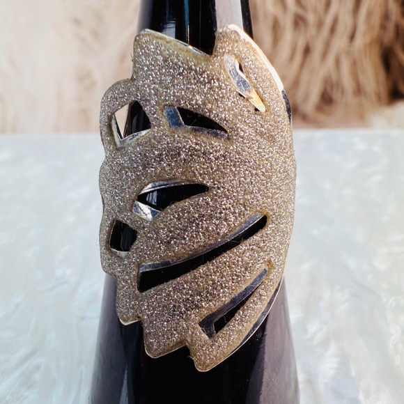 Vintage size 8 adjustable open, cut, frosted costume ring - Picture 5 of 5